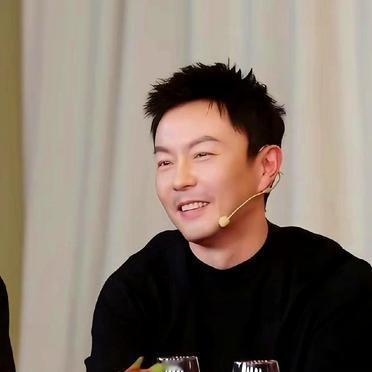 几十万人看着，李连杰直接问吴京，为什么《镖人》不用谢苗。
吴京立刻欠了欠身。
他