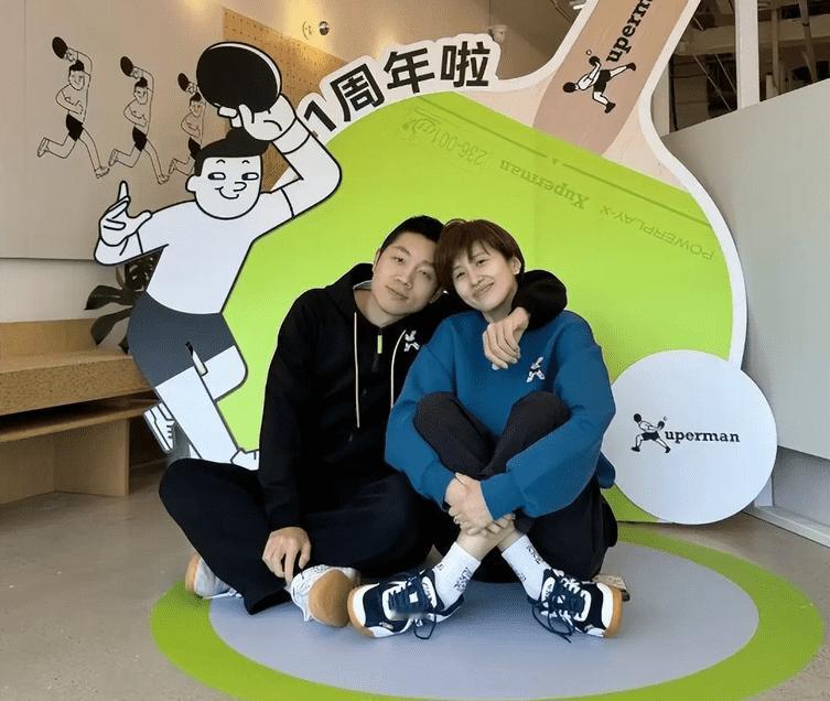 许昕一家近照，老婆漂亮，儿女双全，创业成功当大老板(6)
提到大名人，许昕可是当