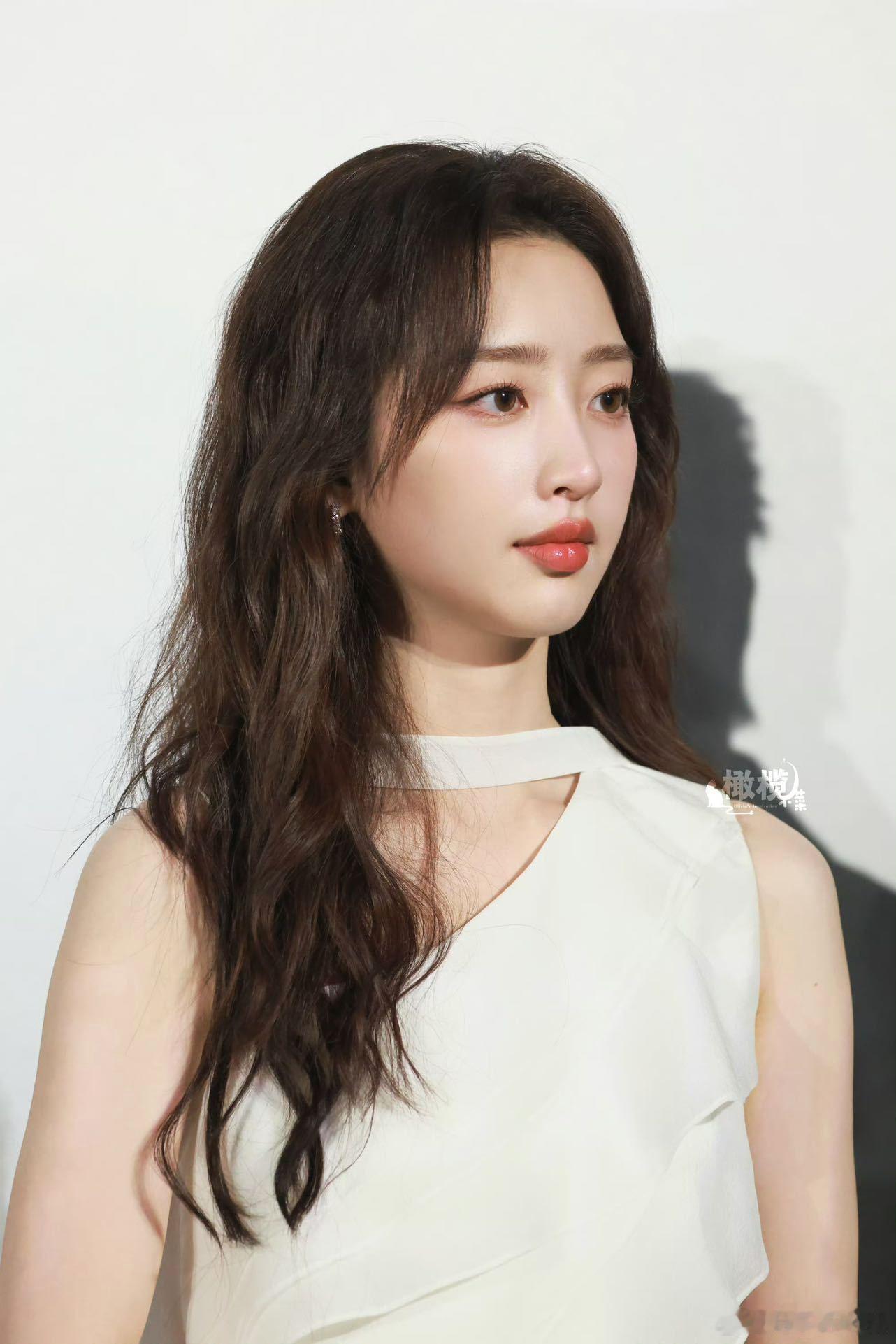 邓恩熙回应制片人评价 始于颜值，陷于演技，忠于人品。她对角色的理解太透彻了，那种