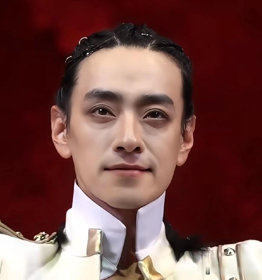 郑云龙这气质真是独一份！
帅里带点神秘感，
特别是《猎罪图鉴》里那个亦正亦邪的劲