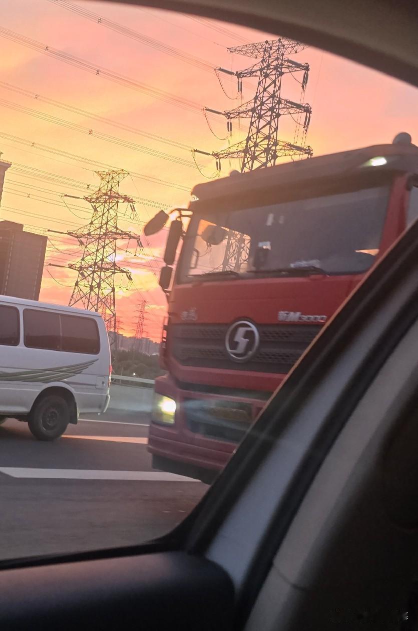 拍摄夕阳 意外拍摄到一辆自带黑科技大货车
折叠车牌好帅 你们在哪安装的啊？我问车