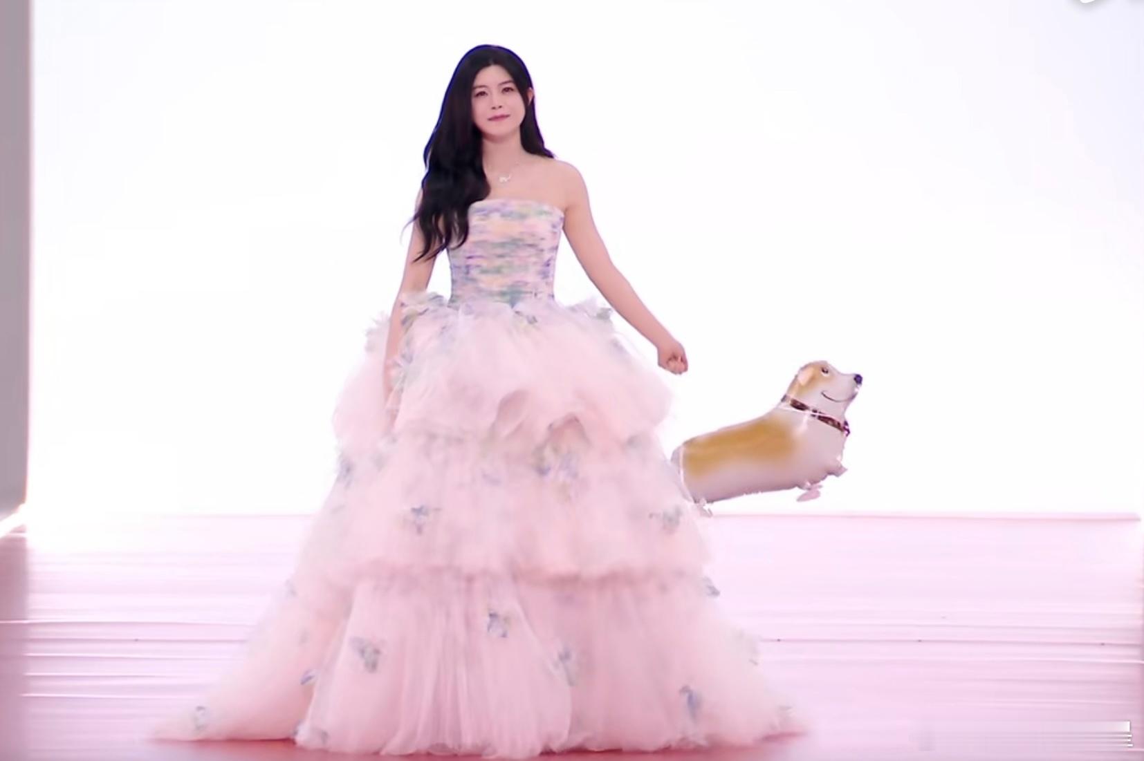 陈妍希红毯牵狗陈妍希星光大赏牵狗走红毯《 姐狗》 