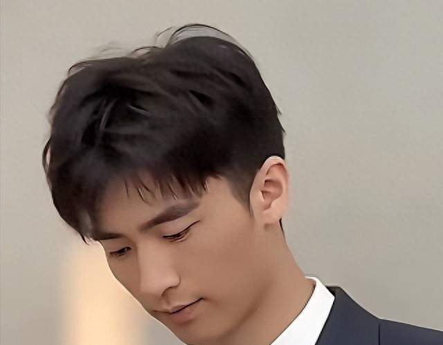 爷爷离世1月后谢霆锋19岁长子悉尼近照曝光46岁恋情传闻真相来了