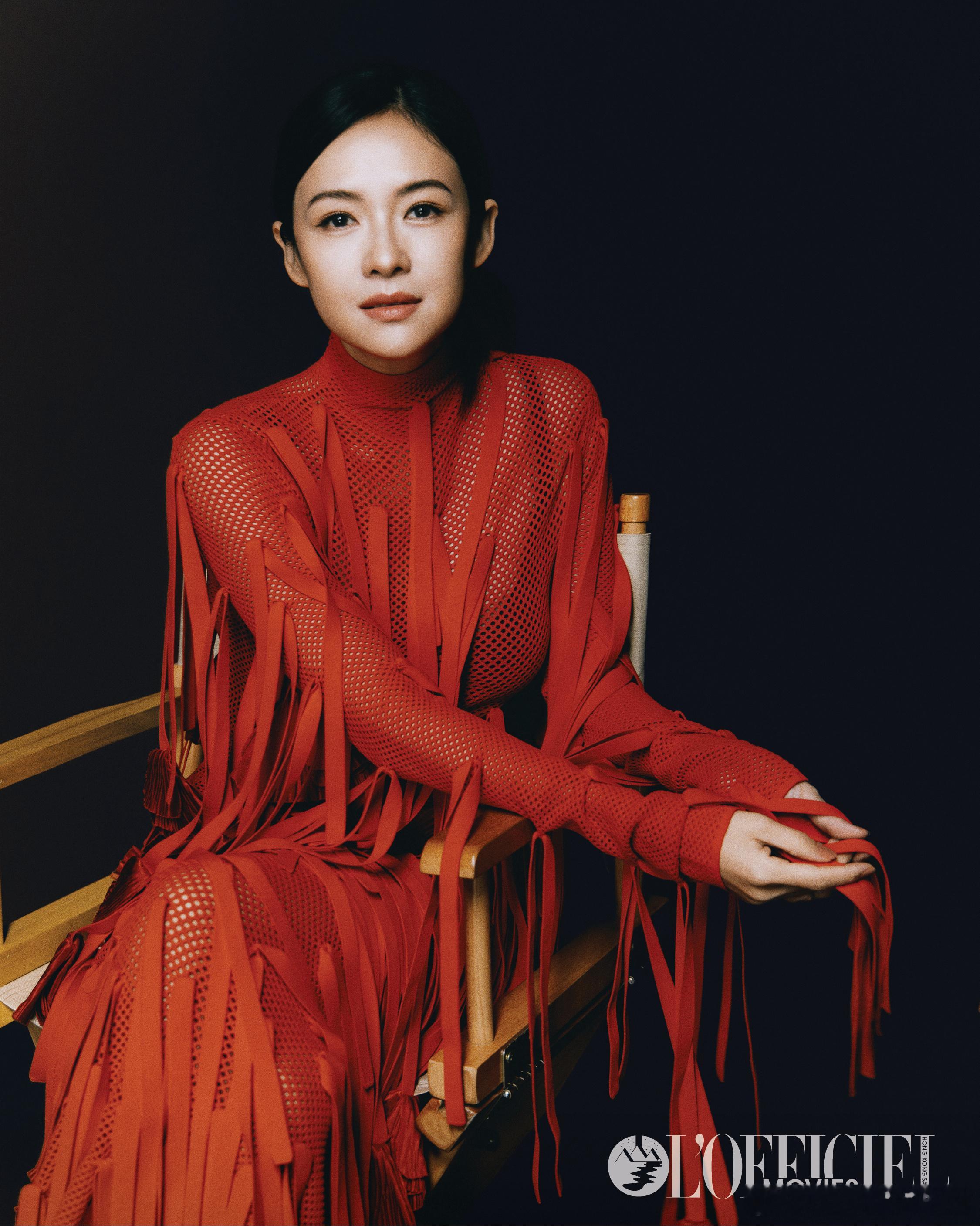 章子怡奖杯版脸颊比心 “角色需要的样子就是我该有的样子”——这话从章子怡嘴里说出