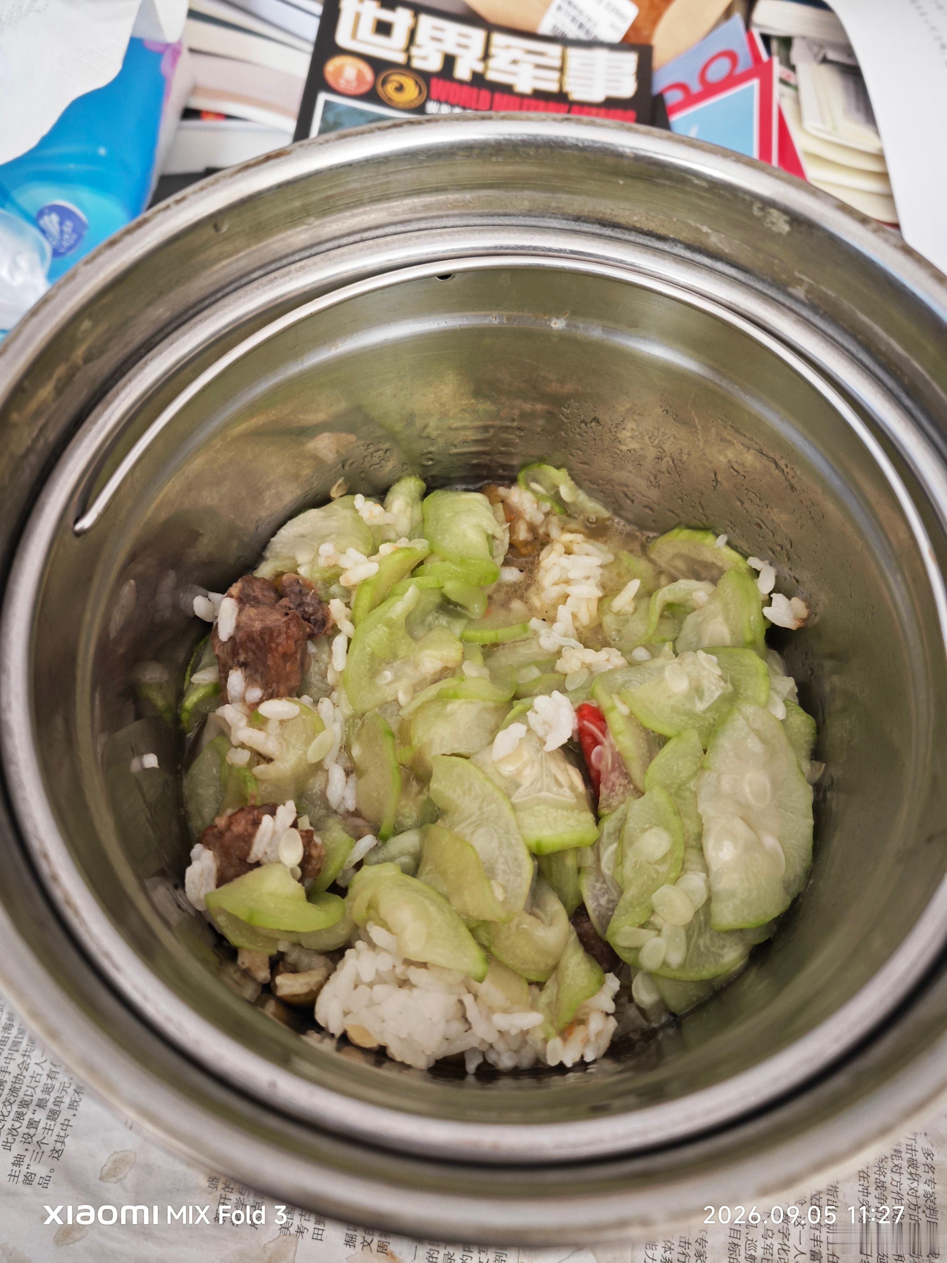 前天中午河流来，一起吃饭，在食堂买了两份套餐，他几乎没吃，打包带走了，我的没吃完
