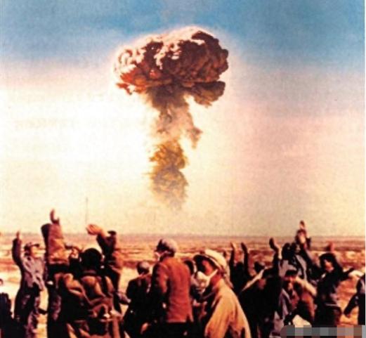 1986年7月，弥留之际的邓稼先突然提出一个愿望，想要再去看一次天安门。轿车即将