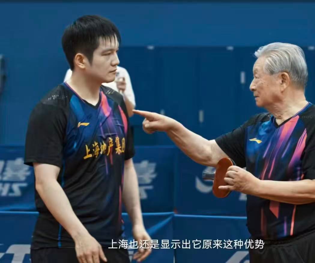 乒坛泰斗和樊振东对练 这波是真・跨时空同框了！86 岁的乒坛活化石徐寅生，居然和