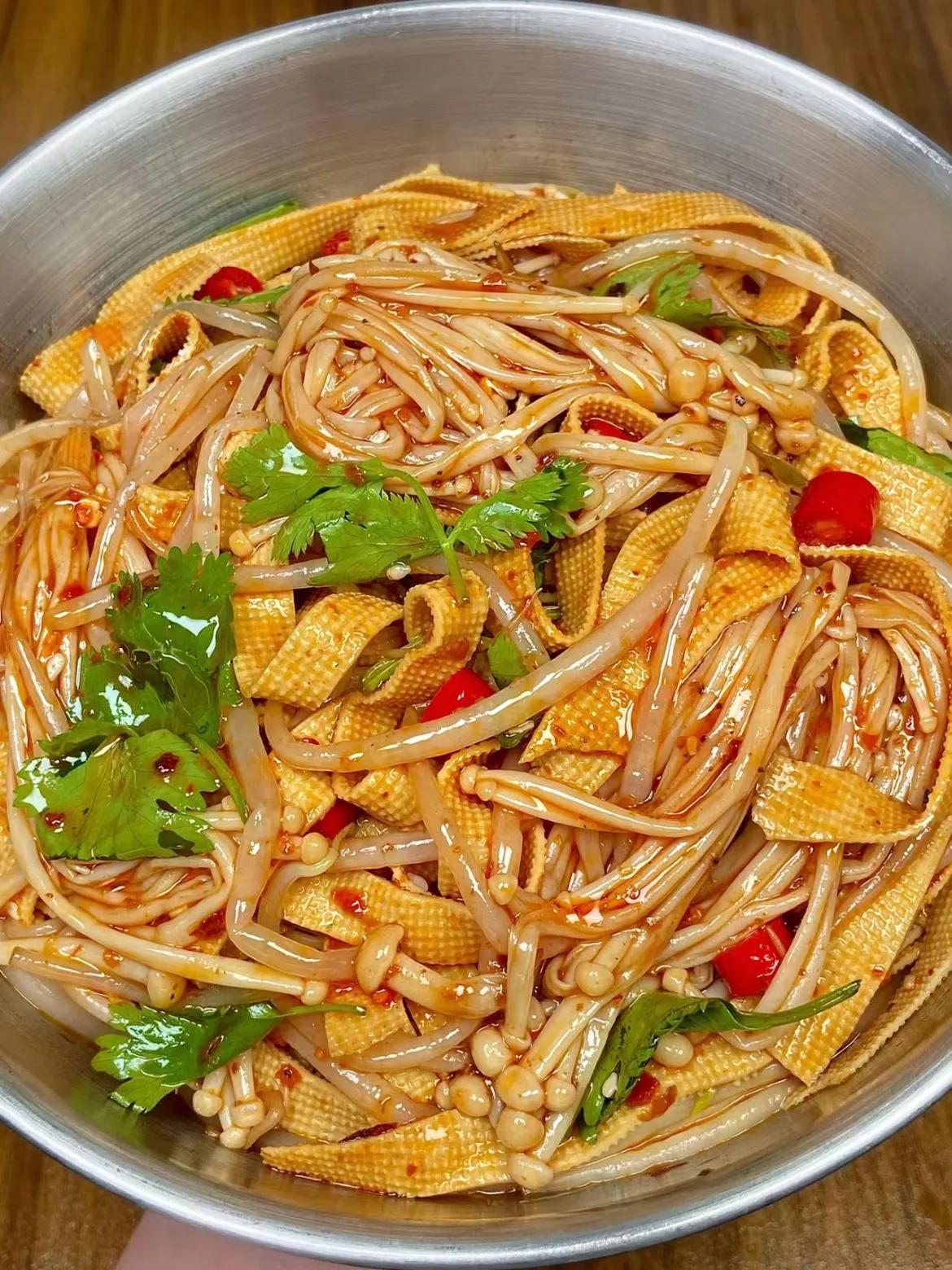 简单好吃又饱腹的豆皮拌豆芽，你爱了吗！
做法：
1、调酱汁：碗中放蒜末、小米辣、