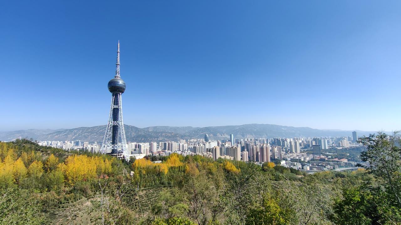 国庆节期间，天气晴好，专门爬上了心仪已久的西宁西山。经过20多年的管护，西山上林