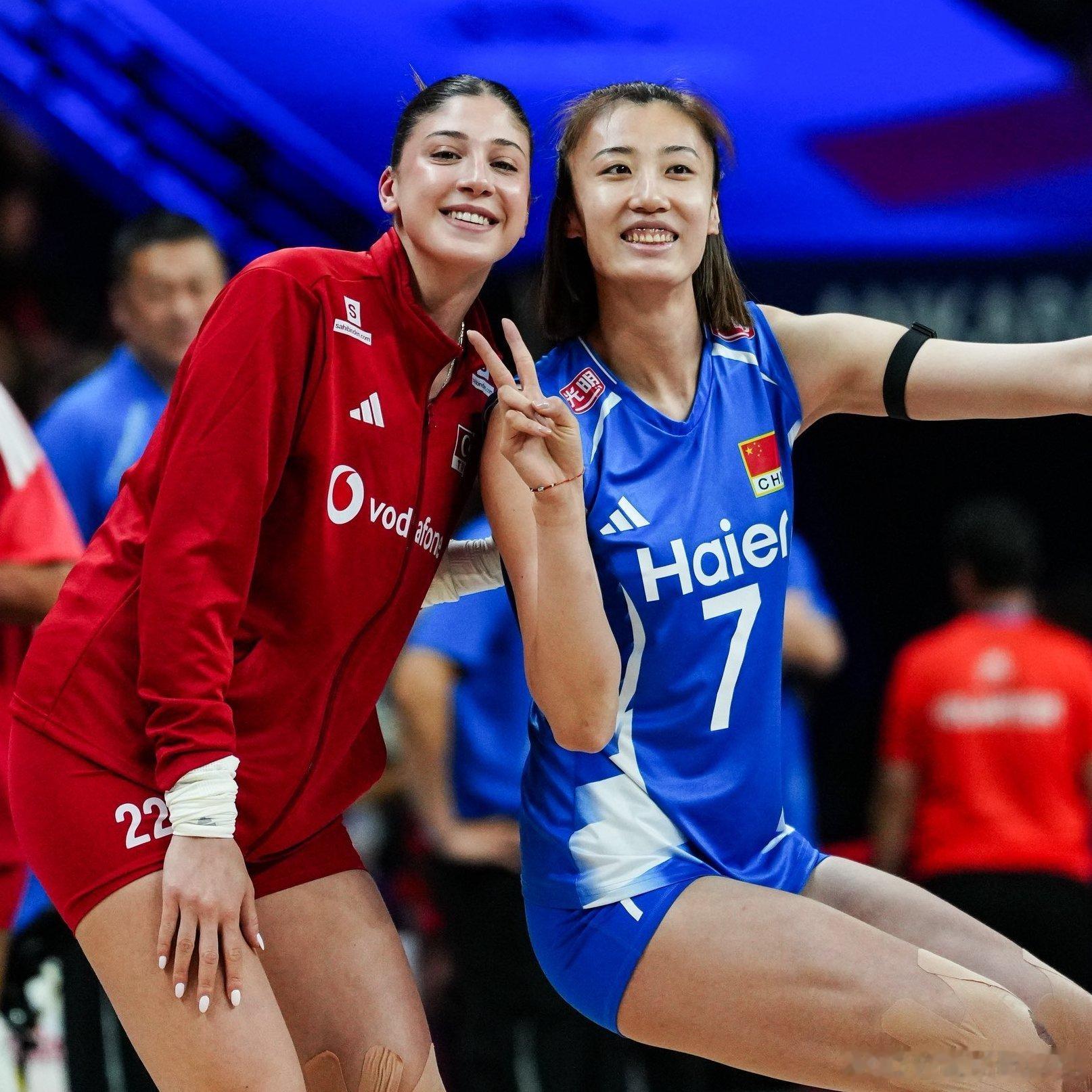 2026年世界女排联赛 中国女排vs土耳其女排 📷 来自俱乐部队友的合照——王