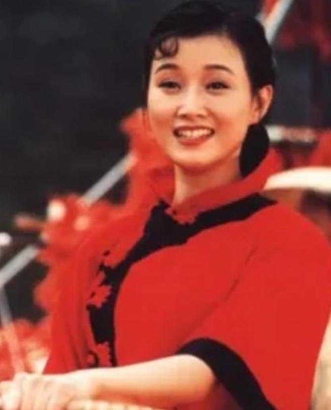 1996年，宋祖英亲手把年仅18岁的小保姆送进了监狱，一判就是7年，而这个保姆还