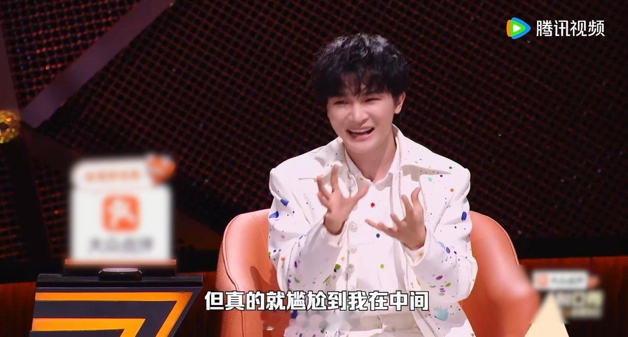 周深唱歌尴尬到想过去了周深唱到一半尴尬到浑身难受周深原来也有这样的尴尬经历嘛 