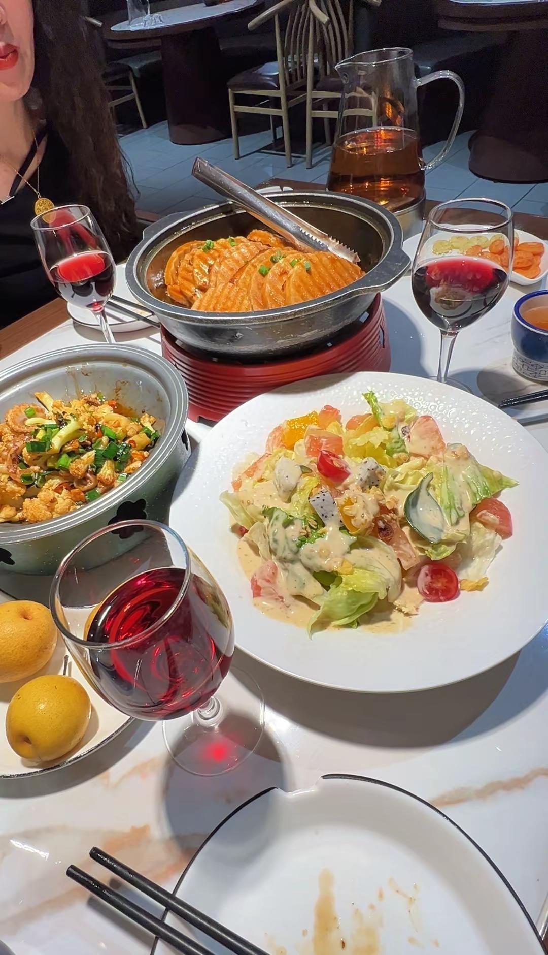 喝了点酒，微醺的感觉真好，不是多么爱酒，而是想微熏的感觉！