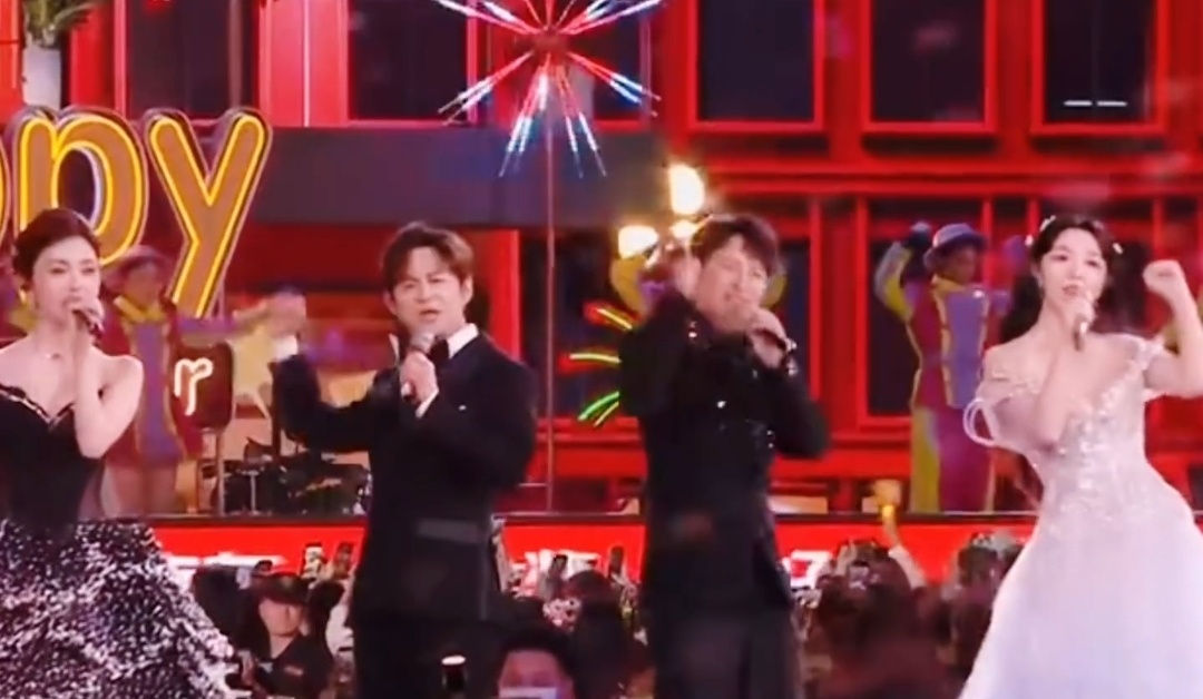 芒果跨年晚会居然等到了李维嘉！好久不见这哥，一出场直接看愣——圆脸嘟嘟的，双下巴