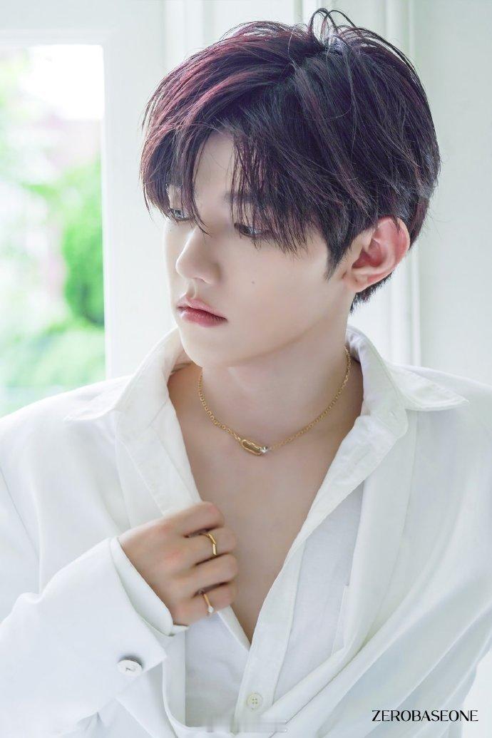 #章昊白色深V衬衫##章昊拍摄花絮图# 章昊身着白色深V衬衫的拍摄花絮，散发着迷