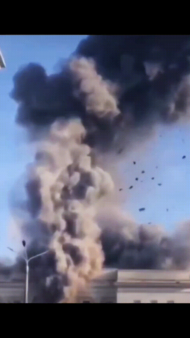 俄军轰炸第聂伯河右岸的赫尔松市！我走了，你也别想好过！

12月14日，俄军利用