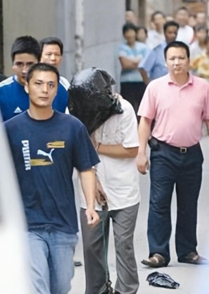 荒唐至极！广东佛山，一男子竟带老婆进行不法交易，与嫖客在草地上约 10 多分钟后