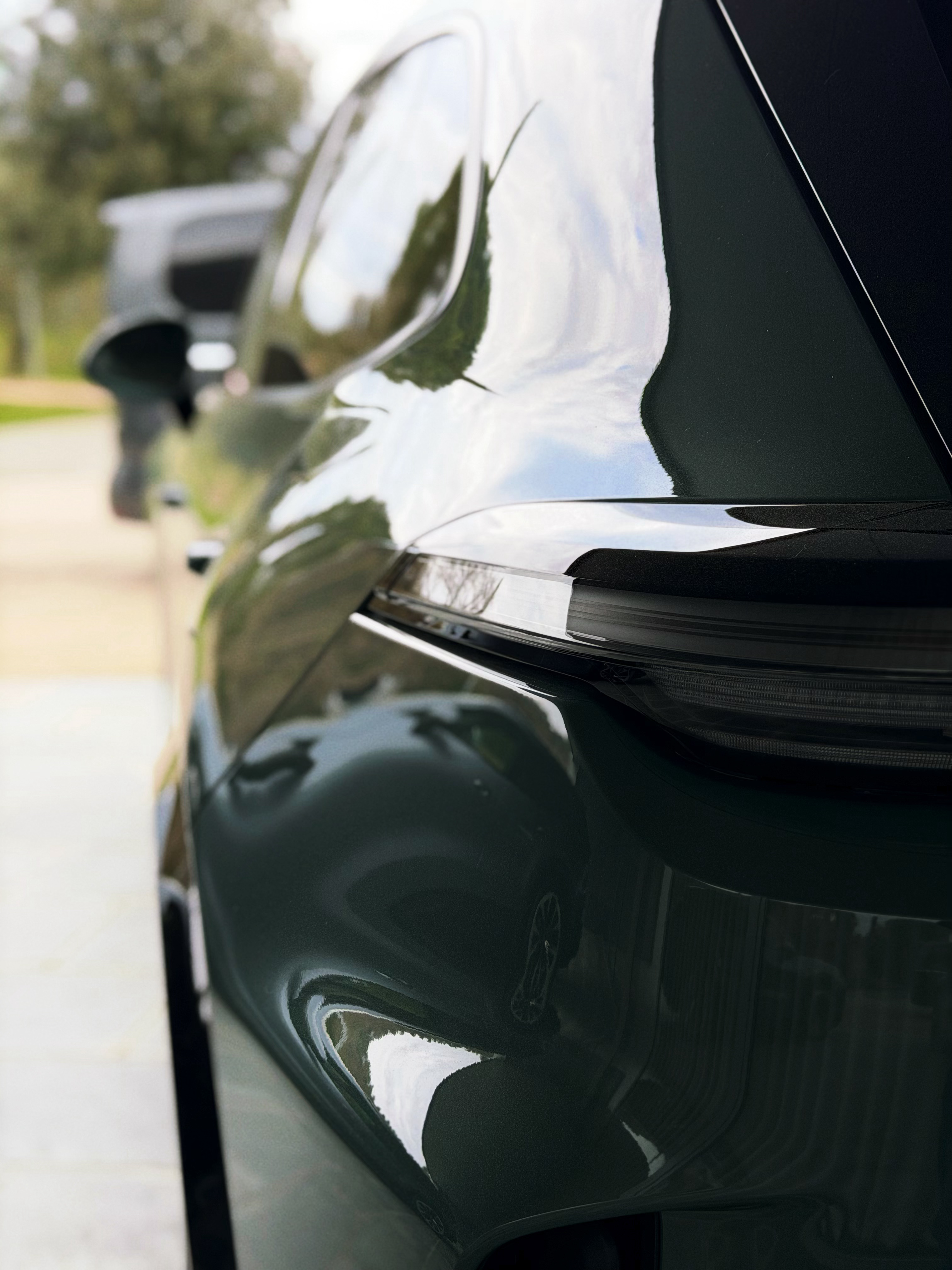 暗色盾牌，325mm后胎，P0R性能胎，碳陶刹车，主动式侧翼板… 来试个比较狠的