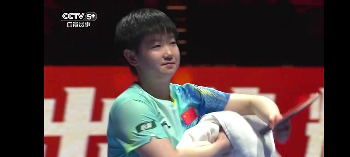 早田希娜得分后对着镜头呲牙咧嘴。
孙颖莎在决胜局从落后完成逆转。
这不就是最解气