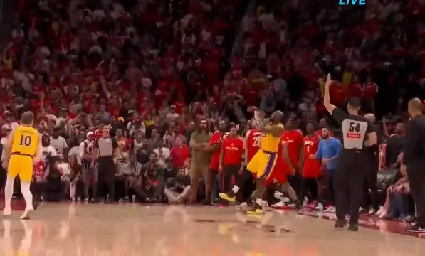 詹姆斯抢断后又投进三分，湖人30秒落后6分追平火箭进入加时NBA季后赛，湖人对阵