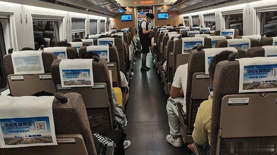 凤凰新闻【高铁女乘客提醒小孩太吵却被其家长打？警方回应】极目新闻记者丁伟“高铁提