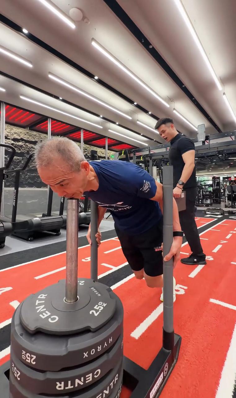 75岁王石拼了命锻炼，45岁田朴珺岁月静好，这对相差30岁的老夫少妻太有意思了。