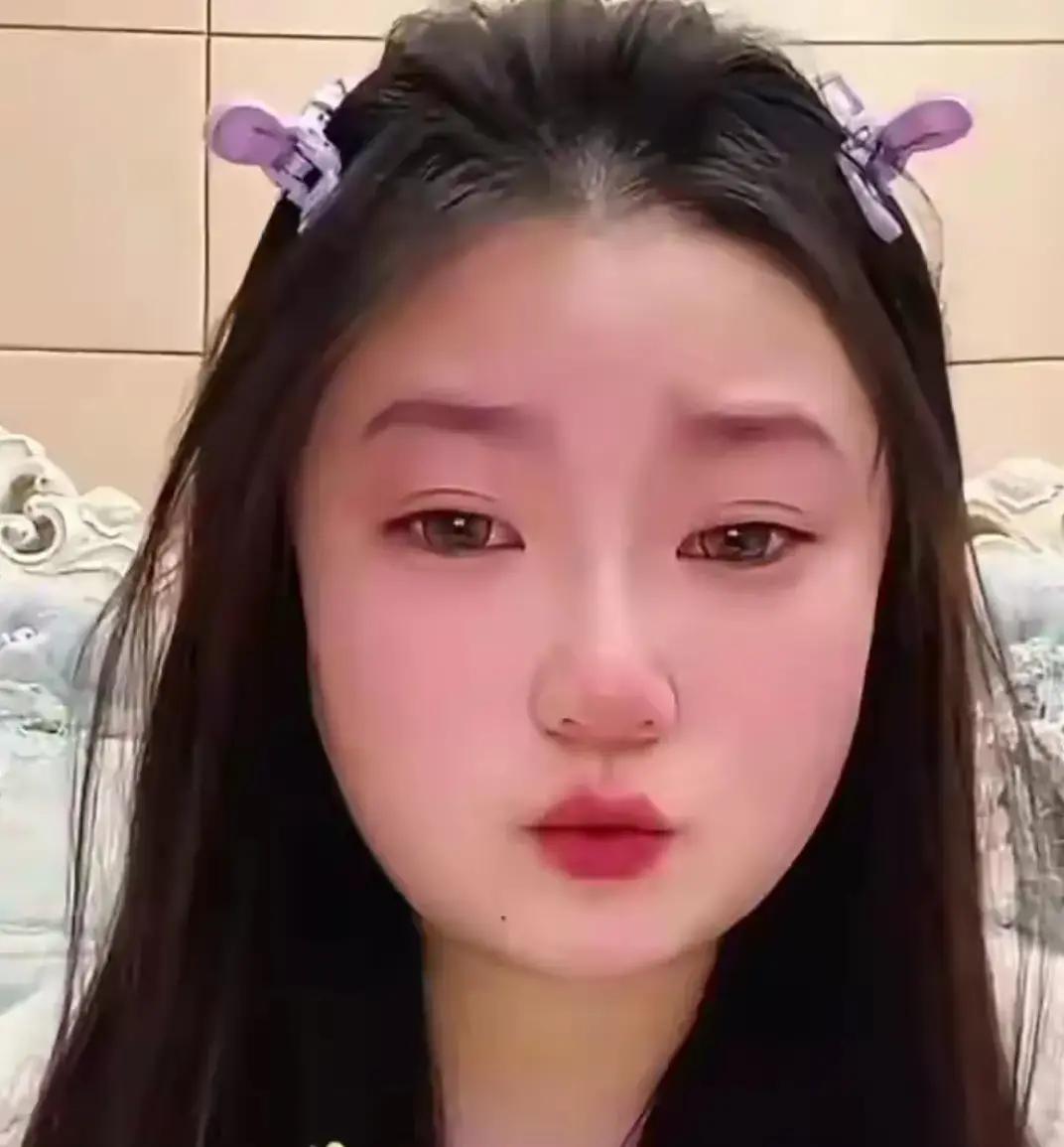 谢广坤家请个月嫂工资开到八千，转头却嫌王小蒙乱花钱。
王小华在直播间哭穷，被网友