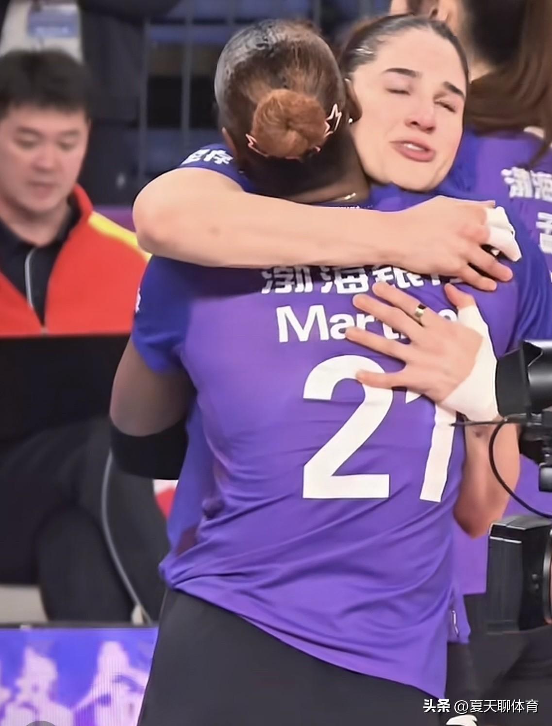 原来天津女排哭得最凶的是她们俩啊[流泪][流泪]昨晚上铜牌战赛后，天津女排俩外援