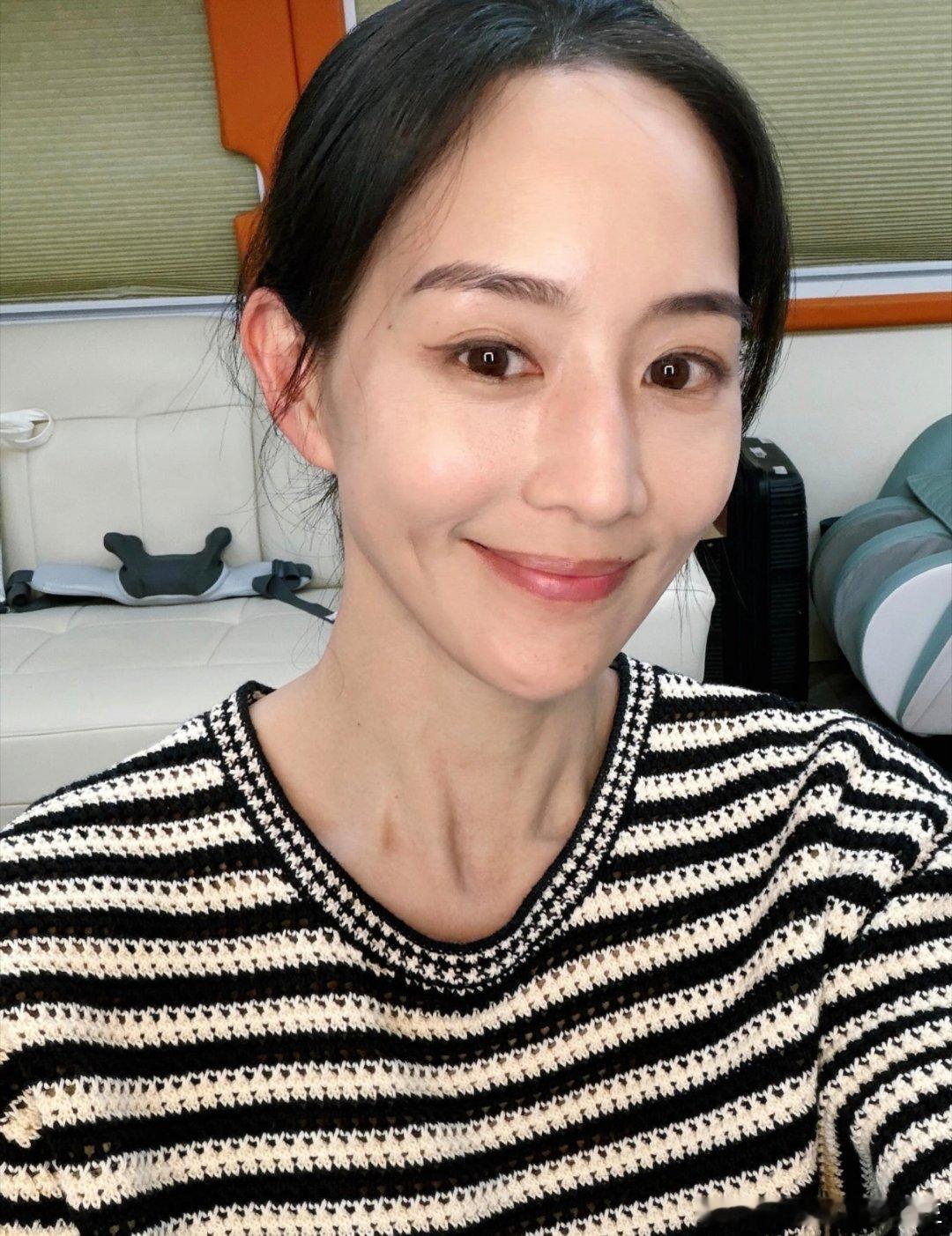 张钧甯解释自己的名字各路明星开始用真名，排序按笔画。现在看官方排版，确实不需要挣