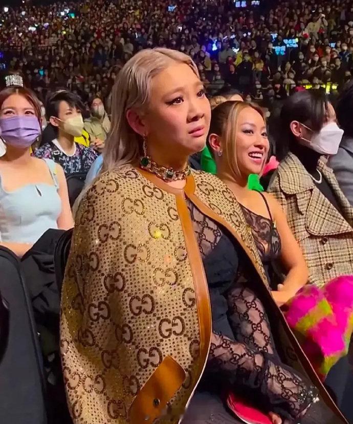 并不是故意穿满身logo的品牌，而是你以为的炫耀，其实是人家的日常而已… ​​​