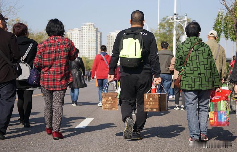 今年中秋由于工作原因没有回家，只能在工作地保定过中秋节了。我发现这里中秋节走亲戚