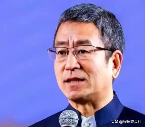 "央视一哥" 白岩松被病痛折磨，和妻子用纸条交流 57 岁已满头白发
 
镜头前