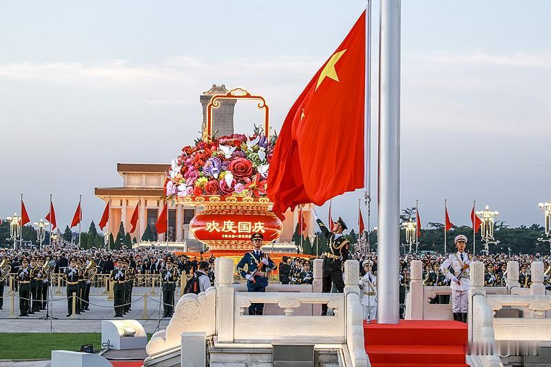 国庆的氛围简直太有感染力了！就说郫都区，街头巷尾满是飘扬的五星红旗，像给城市披上
