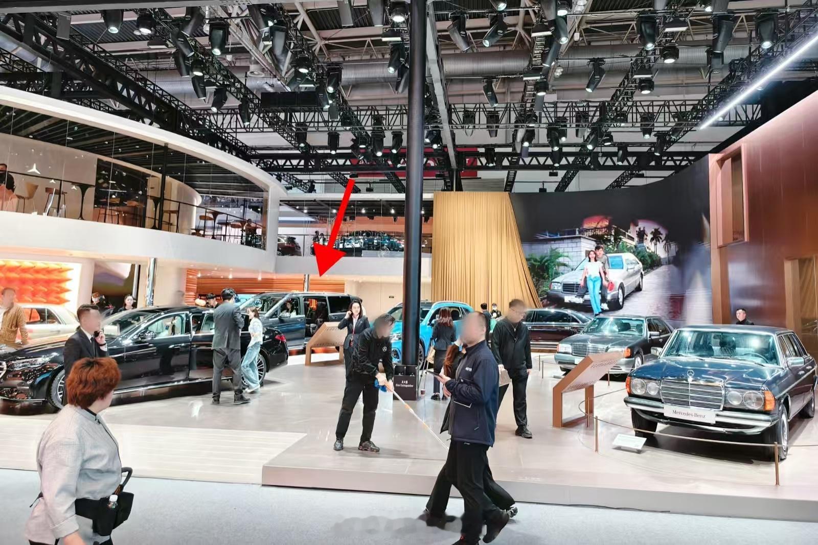 奔驰展台今年主打老带新，不上不下的V级差点就被挤到后场了2026北京国际车展 M