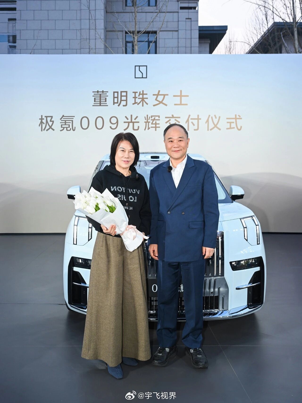 董明珠回应换车称中国汽车看吉利董明珠提了辆极氪009，还是李书福亲自交的车。这是
