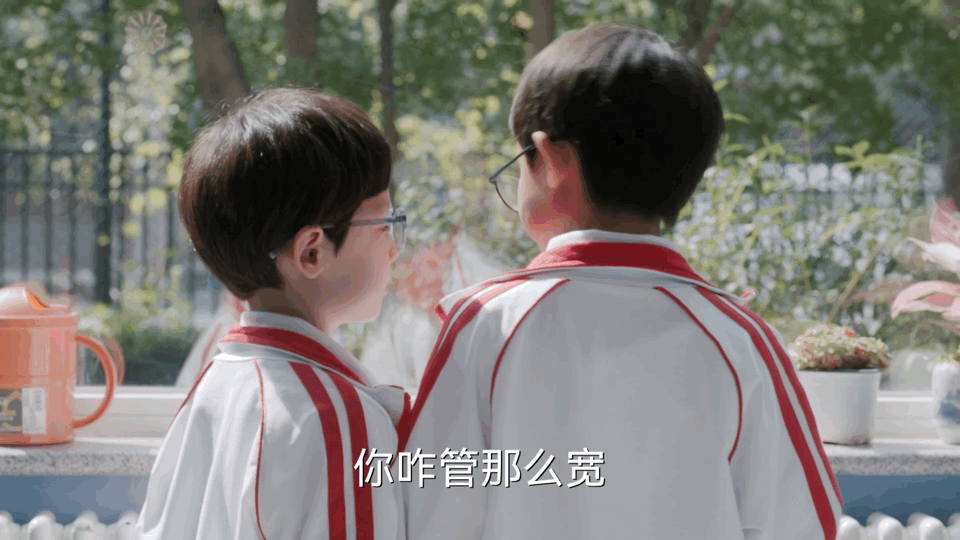 小学生为玩手机用尽力气和手段 《欢乐家长群2》里班里有同学因为上学带手机和别人闹