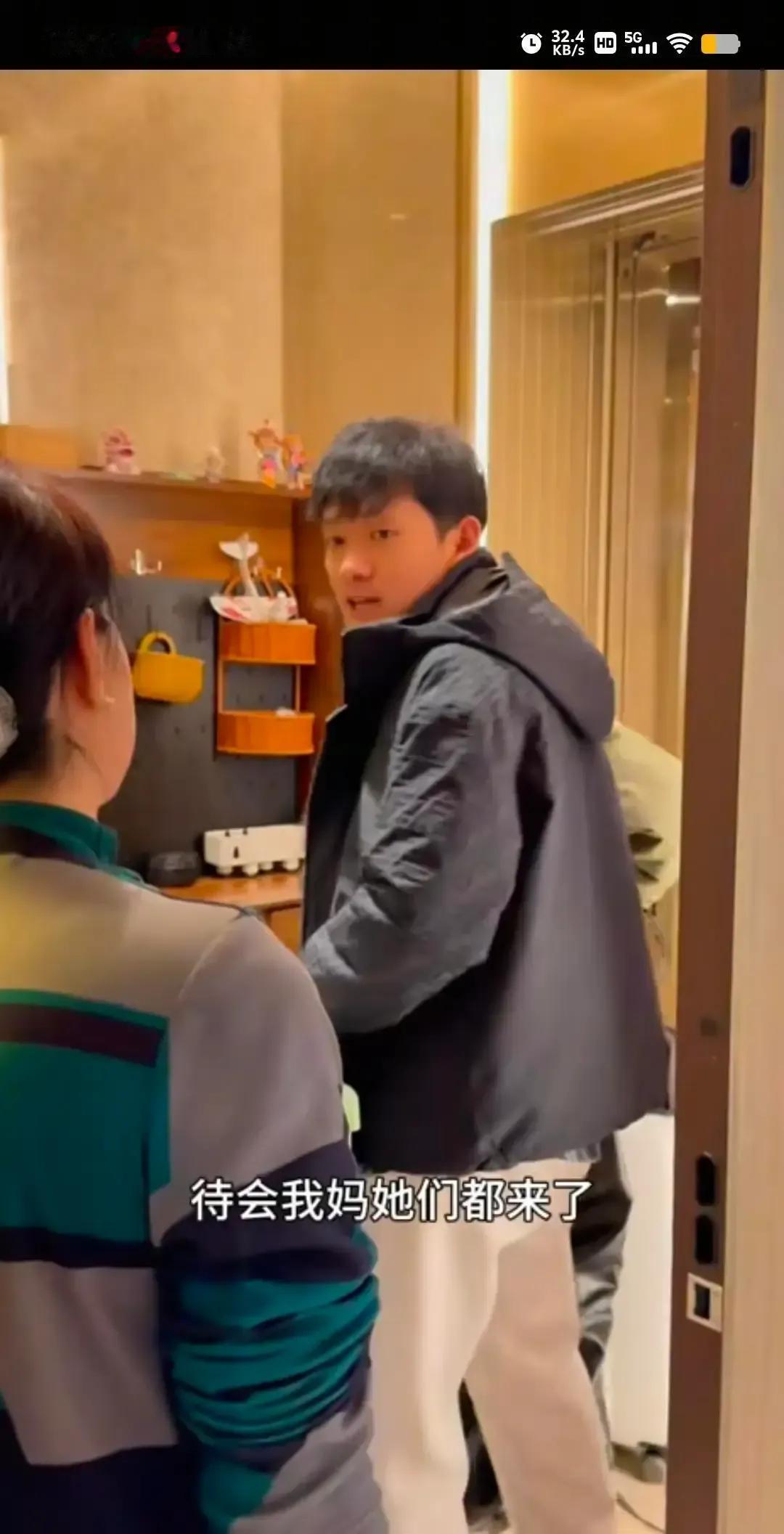 高航一句给晚归的小娜留饭把段阿姨推上热搜。
我刷到那段视频时刚过十点，屏幕里段阿