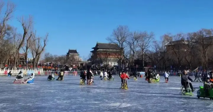 今年北京什刹海冰场将扩大“菜鸟”培训场地，新开设冰球等培训班