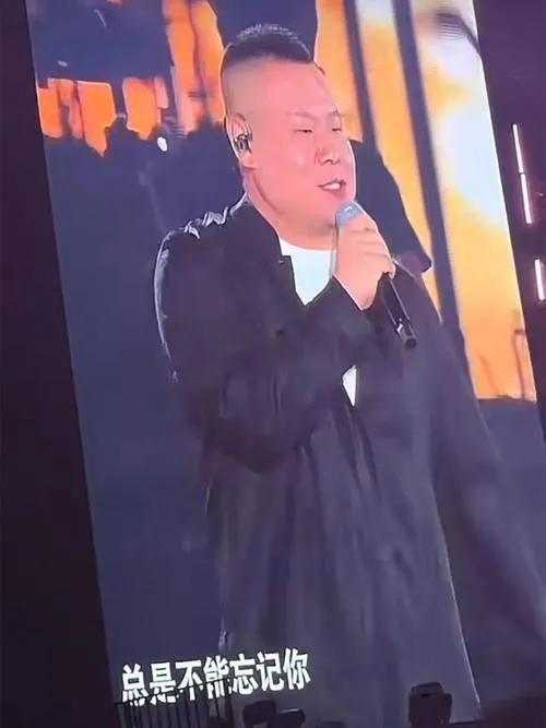岳云鹏的“非要唱”巡回演唱会首站开场，现场气氛热烈非凡。演唱会上，岳云鹏透露手中