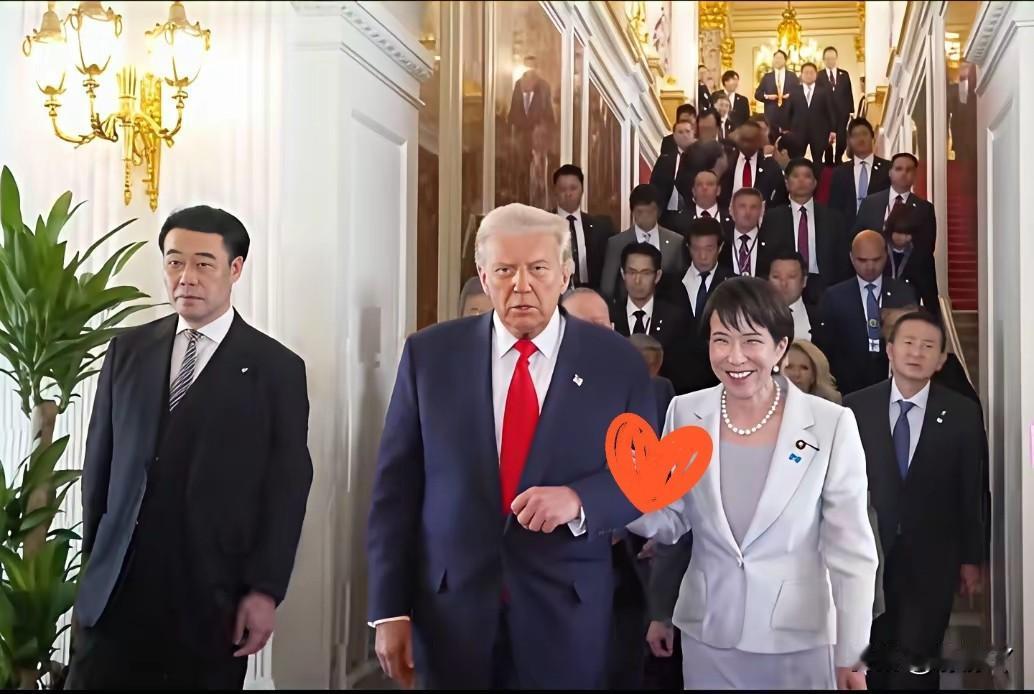 奇耻大辱，近日特朗普访问日本，与日本首相亲密引发关注，一国首相怎么能够这样子？国