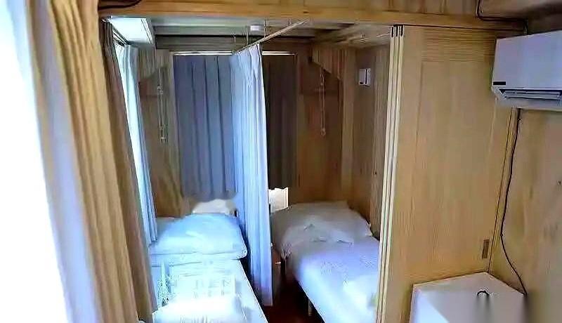 真绝了，让世界第一的孙颖莎去住集装箱？！
刚才刷到名古屋亚运会的消息，我简直气笑