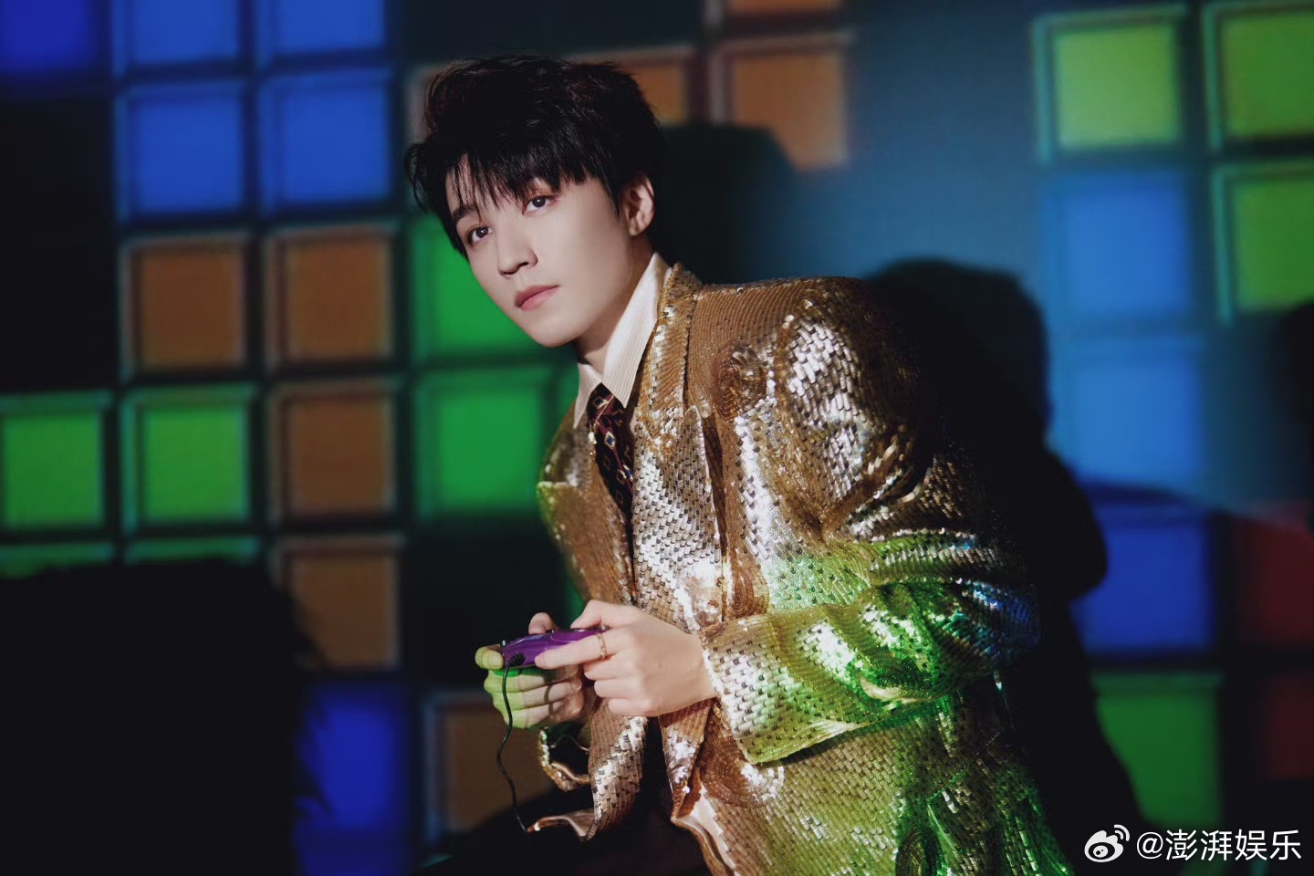 周传雄回应帮王俊凯写歌 跨代合作太赞！周传雄红毯受访，透露与王俊凯为《无人乐园》