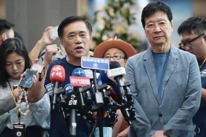 惊爆！今天上午10时许，赵少康又双叒叕召开记者会啦！这次竟是为帮郝龙斌护航叫屈，