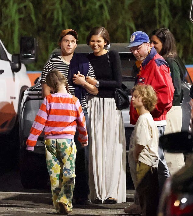 荷兰弟赞达亚婚后首次同框！荷兰弟与赞达亚传出结婚喜讯后首个合体街拍照曝光，两人低