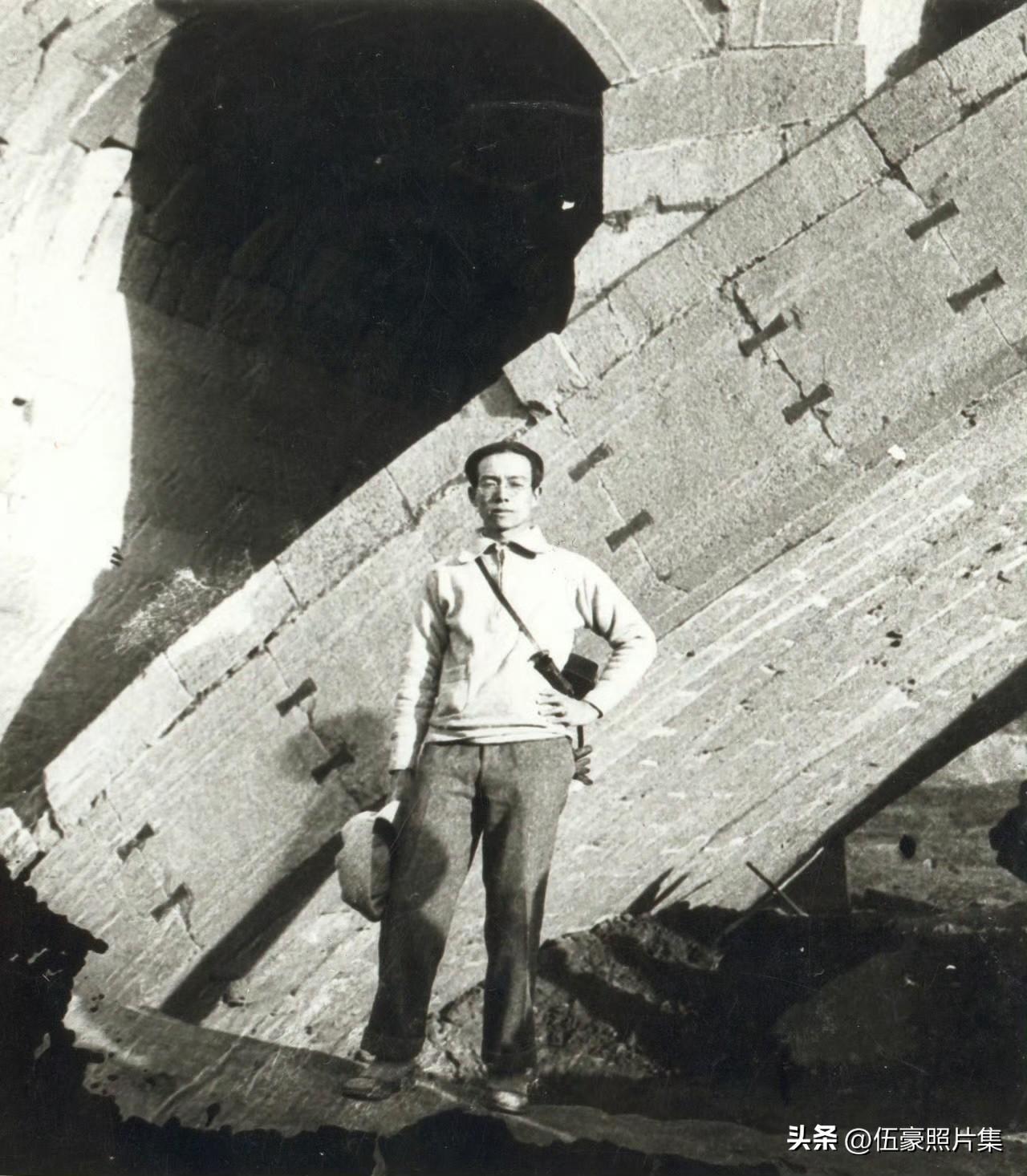 1933年11月，梁思成带着助手莫宗江等人，在严寒中奔赴赵县。桥身巨大，他们冒着