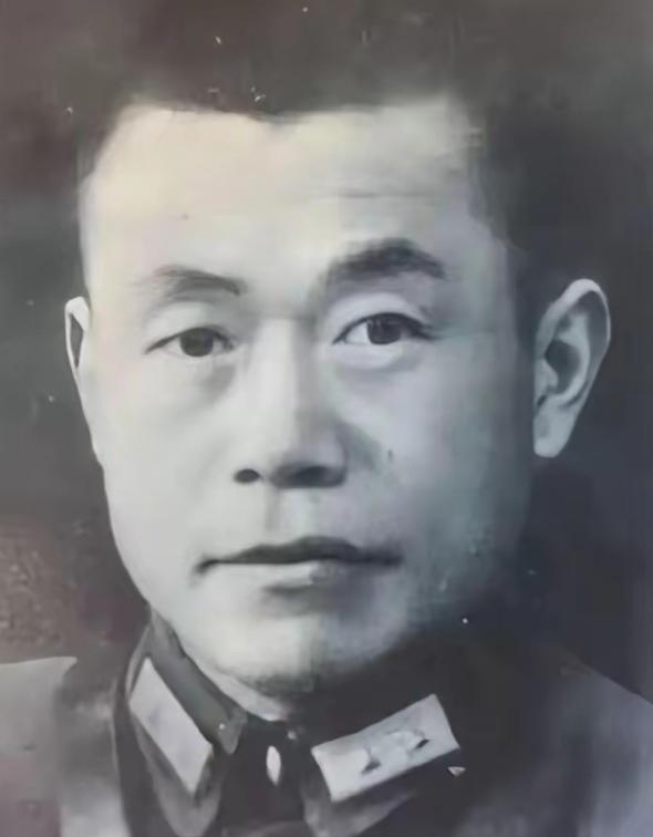 1949年，邱清泉战死后，妻子叶蕤君带着孩子逃命到福建，准备去台湾，就在上船前，