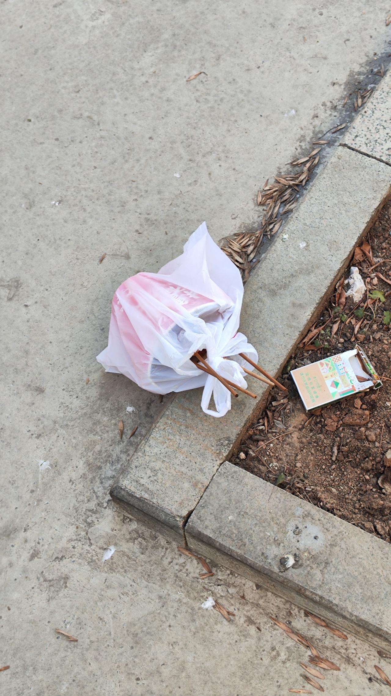 出来扔垃圾，发现地上有个袋子，我拿起来看了一眼，又默默放下了……

我下楼扔垃圾