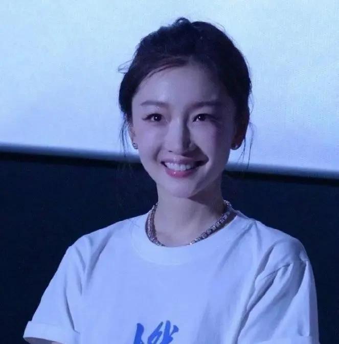 她最近到底是怎么变美的？不会再有人嘲笑她了吧？

看来明星们想变美是分分秒秒的事