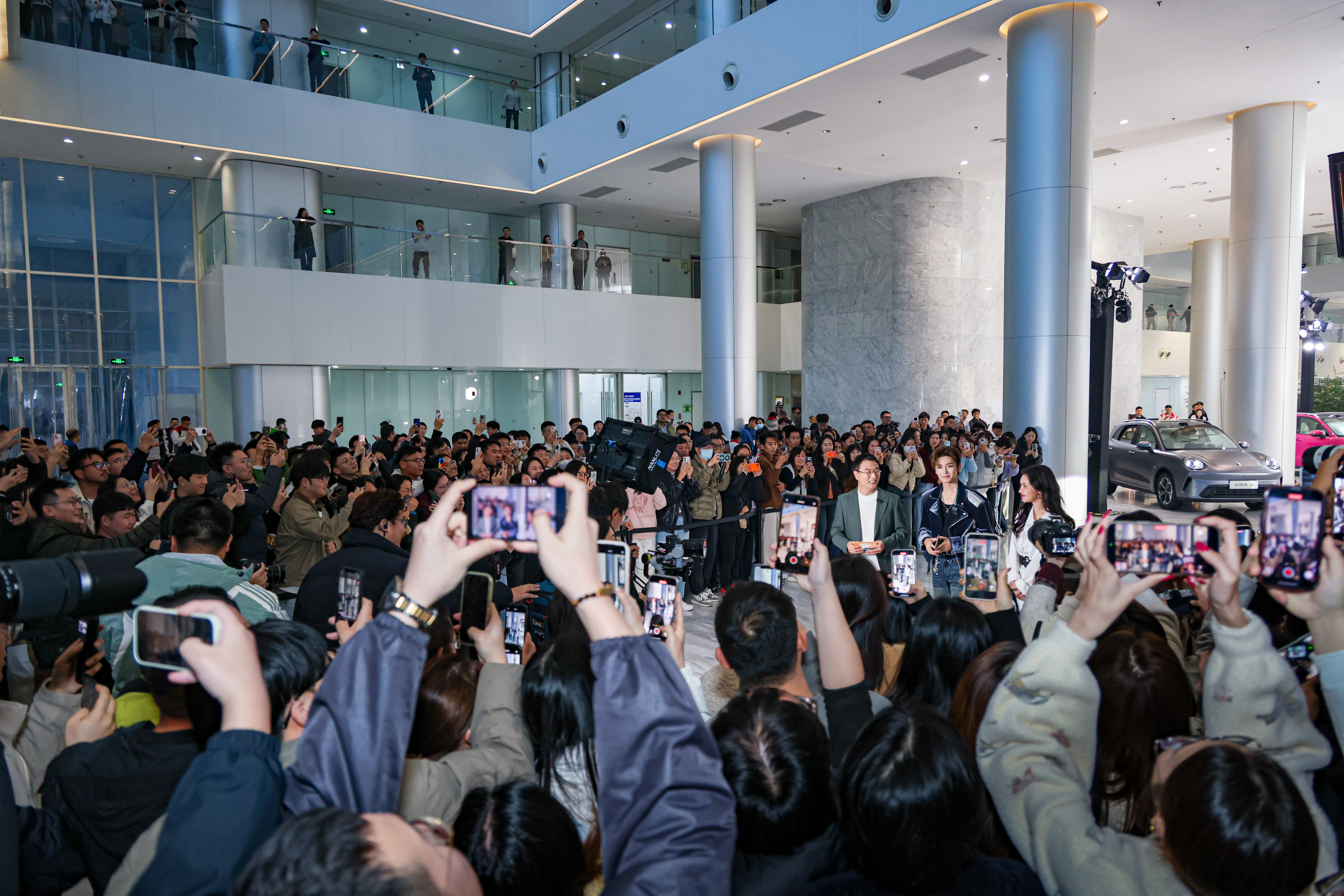 果然猫猫哥一来，前排都是举大炮的站姐～