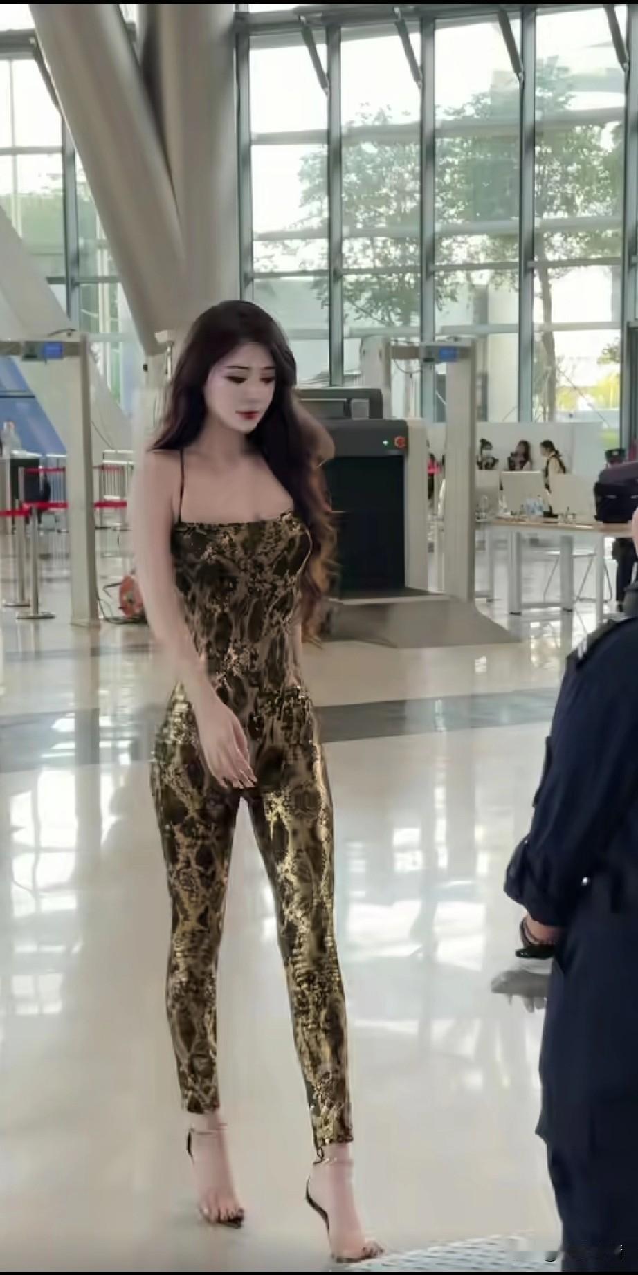 广州国际车展，
不仅好车云集，
美女模特也是齐聚，
这不豹纹女模特就来了，
还特